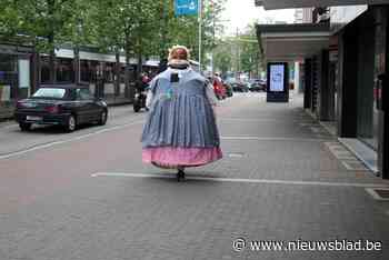 Reuzin Mayerke opent Mortselse zomer