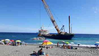 Dopo le ruspe, la chiatta per il pennello: a Voltri si sta in spiaggia come in cantiere - Genova24.it