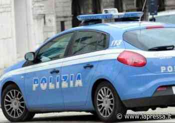 Modena, a torso nudo lancia bottiglie in centro: arrestato albanese - La Pressa