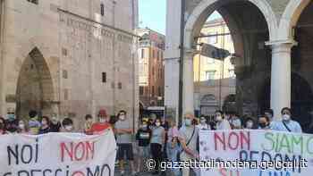 Modena. Un centinaio in piazza Grande contro Fondazione Cresci@mo - La Gazzetta di Modena