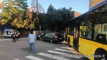 Modena. Scontro tra due auto Bus azzarda la manovra e rimane incastrato - La Gazzetta di Modena