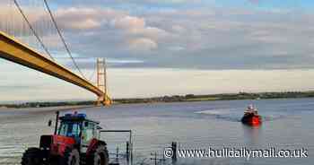 Three people rescued from sinking boat close to Humber Bridge
