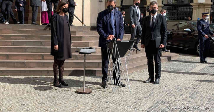 Gedenkfeier in Erinnerung an Opfer der Messerattacke in Würzburg.