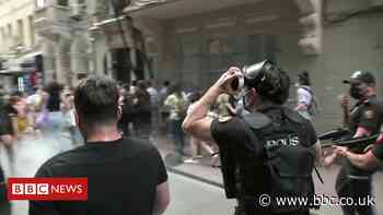 Turkey LGBT: Police use force to break up Gay Pride rally in Istanbul
