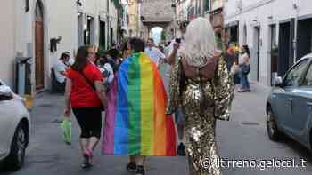 Gay Pride, arcobaleno in via Santa Trinita - Il Tirreno