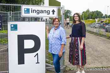 In dit vaccinatiecentrum kan je de wachttijd doorbrengen met poëzie