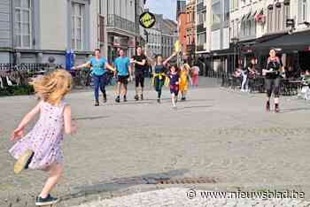 Aalstenaars leggen historische voettocht van en naar rivaliserend Dendermonde af voor driejarige Rafaël: “We haalden dubbel zoveel op als gepland”