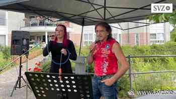 Grillfest bei der Caritas in Parchim: Rock-Urgestein Peter Mäxchen Wolff gibt sein Debüt im Pflegeheim | svz.de - svz – Schweriner Volkszeitung