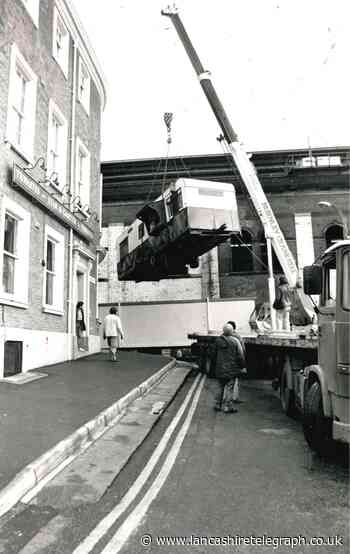 New station cafe on Boulevard lifted into place by crane