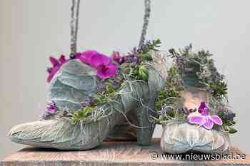 Fleurige decoraties te zien in kasteel