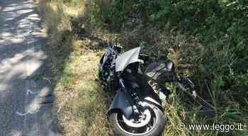 Fermo, perde il controllo dello scooter e finisce nel fosso: Davide muore a 48 anni - leggo.it