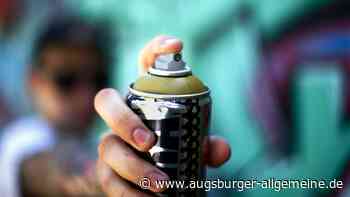 Graffiti-Sprayer besprühen Halle und Lastwagen