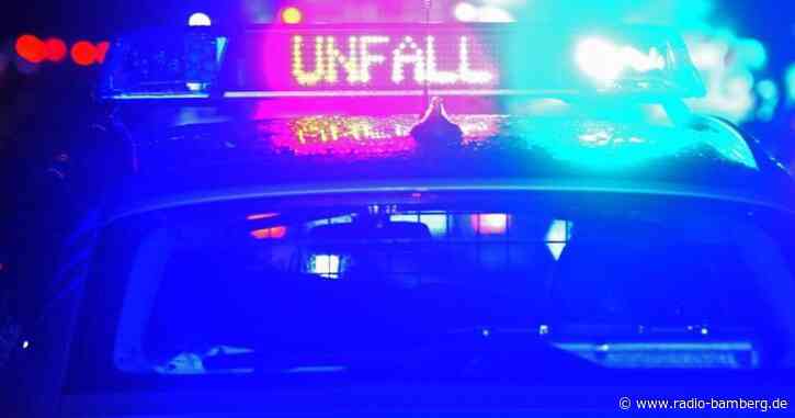 Männer fallen bei voller Fahrt aus offenem Kofferraum