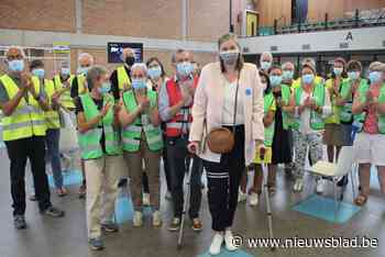 Kleuterjuf Elke krijgt 50.000ste spuitje in vaccinatiecentrum Puyenbroeck