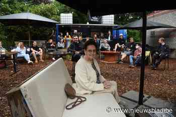 Ex-voorzitster jeugdhuis woont opening zomerbar bij die naar haar genoemd is: “Ik heb hier een geweldige tijd beleefd” - Het Nieuwsblad