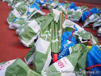 Balen van plastic zakken voor oud textiel - Bollenstreek Omroep