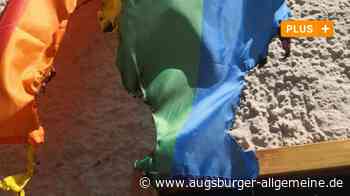 Unbekannte zünden Regenbogenfahne an Ulmer Buchhandlung an - Augsburger Allgemeine