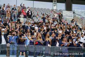 Diploma-uitreiking in Gentse voetbaltempel: “De leerlingen verdienen dit”
