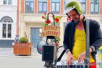 Micha (46) brengt muziek met zelfgeknutselde ‘airkesmachine’ voor zijn gewezen gemeentegenoten: “Ik wil mensen weer laten zingen en swingen”