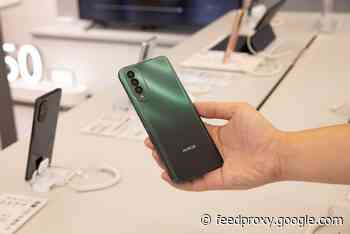 Honor X20 SE poses for the camera