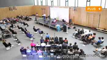 Theaterstück der Realschule Affing will Interesse für Pflegeberufe wecken - Augsburger Allgemeine