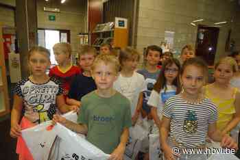 Leerlingen trakteren bib-medewerkers - Het Belang van Limburg