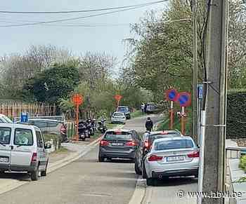 Ondanks parkeerverbod: 32 foutparkeerders op de bon aan doorkijkkerkje - Het Belang van Limburg