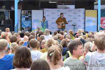 Sarah en Bavo van Ketnet Junior laten Sint-Martinusschool feesten en bewegen