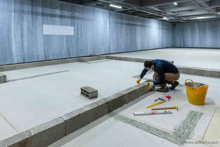 Black and White and Red All Over: Deniz Gül at SALT Galata