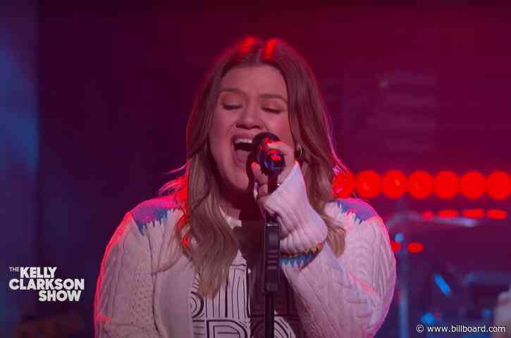 Kelly Clarkson Takes Us Home With a Cover of Semisonic’s ‘Closing Time’