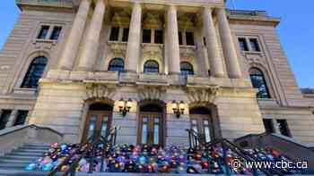Hundreds of backpacks laid at Sask. Legislature to mark discovery of unmarked graves