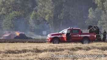 Modena. Scintilla da mietitrebbia Maxi rogo nel campo - La Gazzetta di Modena