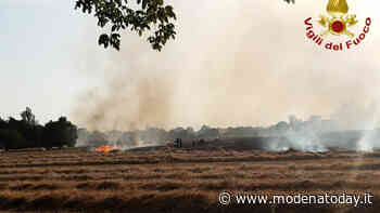 Vasto incendio alle porte di Modena, Vigili del Fuoco al lavoro - ModenaToday