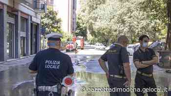 Modena. Si rompe il tubo Via Bellinzona allagata e senza acqua - La Gazzetta di Modena