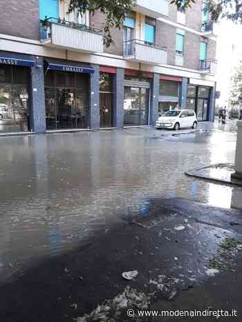 Modena, si rompe una tubatura in via Bellinzona: strada allagata. VIDEO - modenaindiretta.it