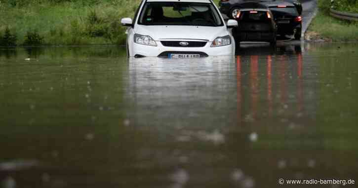 Altstadt von Landshut unter Wasser: Sturzbäche und Schlamm