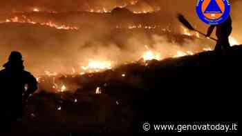 Incendio nei boschi tra Arenzano e Voltri, elicottero e canadair in azione - GenovaToday