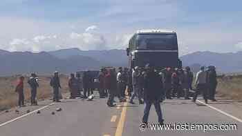 Desempleados de Huanuni bloquean la ruta Oruro-Potosí por falta de trabajos - Los Tiempos