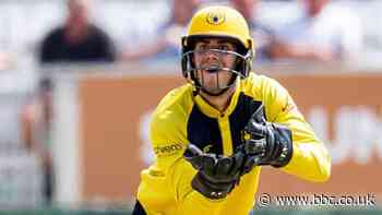 Michael Burgess: Warwickshire wicketkeeper signs contract extension