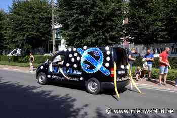Handelaars houden zomerparade en laten hun auto’s zegenen