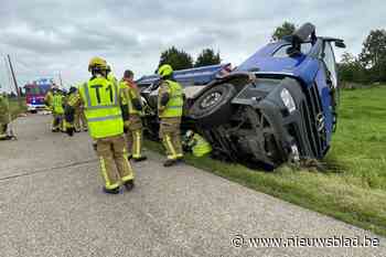 Vrachtwagen komt in zijberm terecht en kantelt