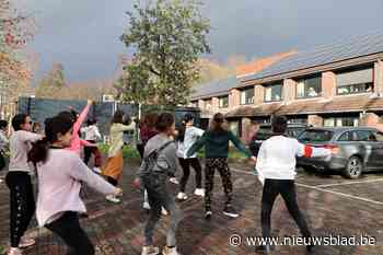 Zesdejaars demonstreren danscapaciteiten in zwaar getroffen woon-zorgcentrum - Het Nieuwsblad