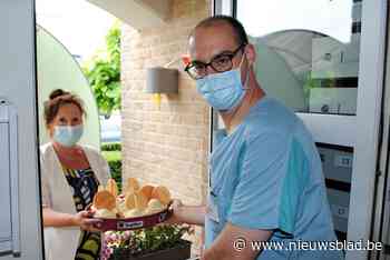 Bewoners en personeel van WZC Residentie Sorgvliet krijgen ijsjes aangeboden van Open VLD Linter