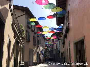684 ombrelli colorano l'estate di Clusone - Valseriana News - Valseriana News