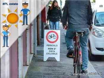 Modena: la Municipale blocca il marciapiede per dire ai ciclisti di non andare sul marciapiede - Bikeitalia.it
