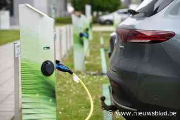 Twee parkeerplaatsen voor elektrische wagens met laadpaal in Molenstraat - Het Nieuwsblad