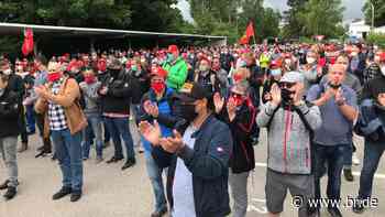 Pläne für Konzernumbau - Protest bei Premium Aerotec in Augsburg - BR24