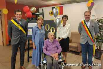 Robert blaast honderd kaarsjes uit