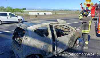 FORLI': Auto in fiamme in autostrada, vigili del fuoco spengono il rogo | FOTO - Teleromagna24