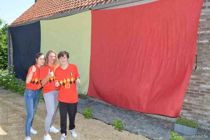 De grootste vlag kleurt woning van Kelly en Anthony: “Telkens groot feest als Duivels spelen”